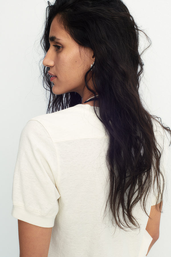 Camiseta de algodón ultraligero con detalle de costuras en los hombros
