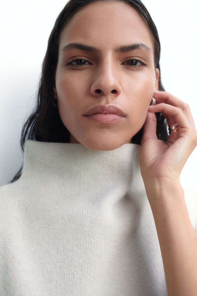 Chaleco de cashmere con cuello alto