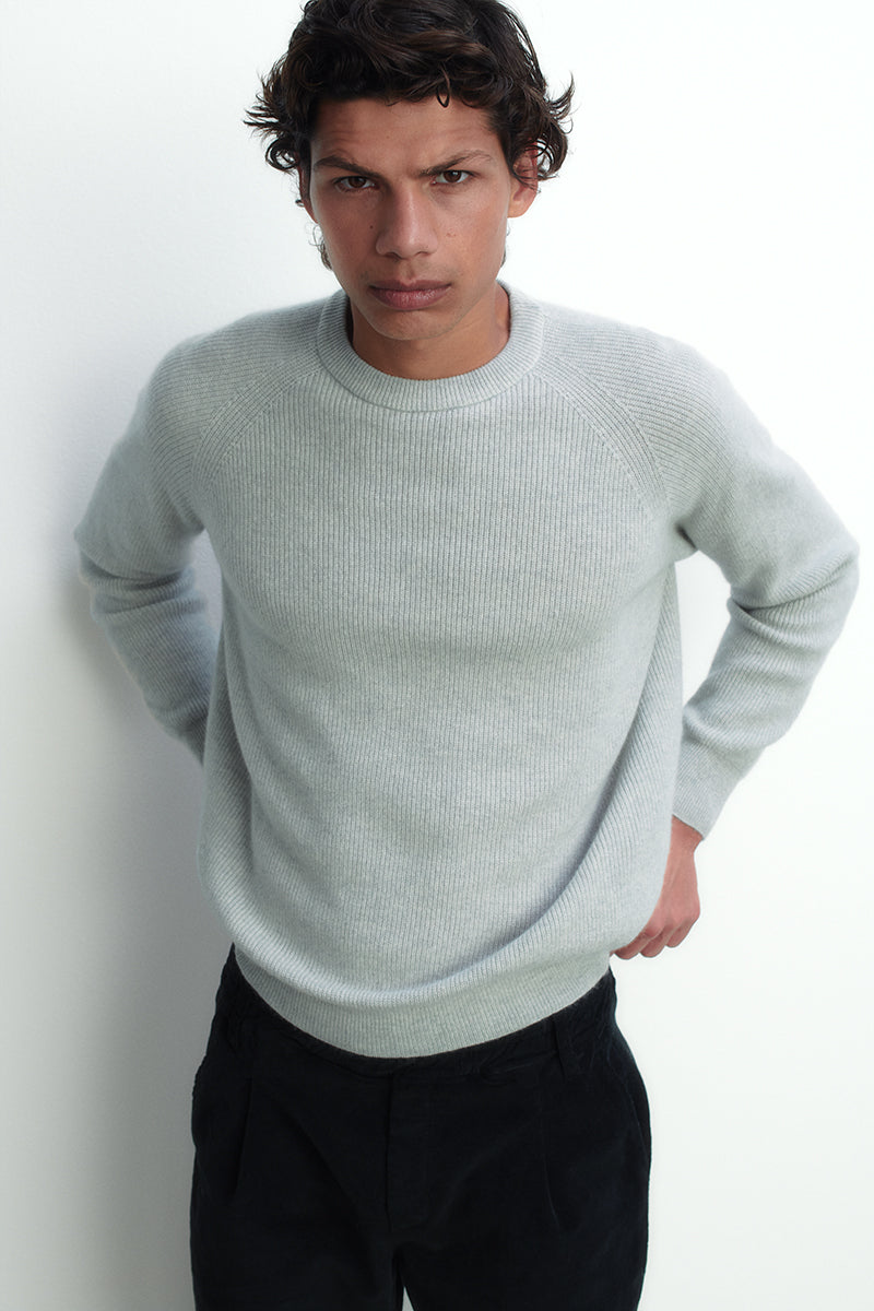 Cashmere sweater with raglan sleeves