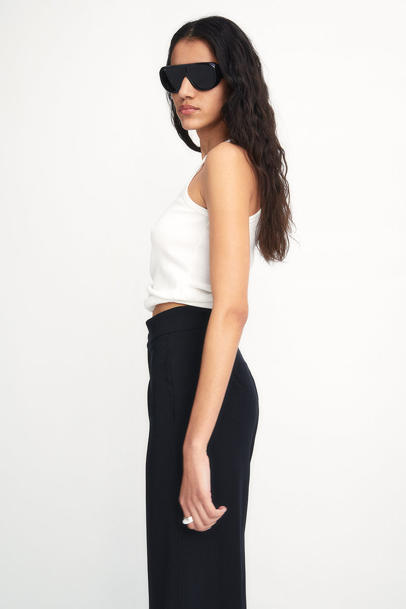 High-waist pants with darts and wide waistband