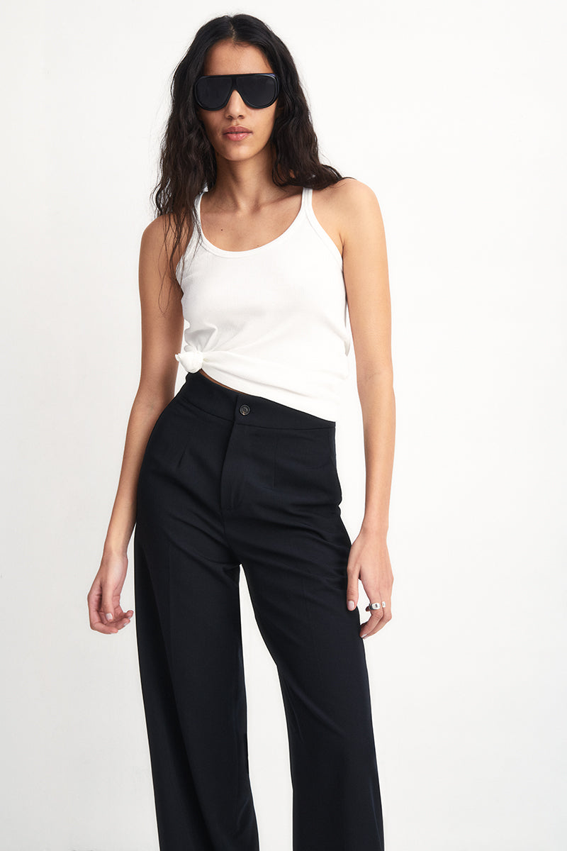 High-waist pants with darts and wide waistband