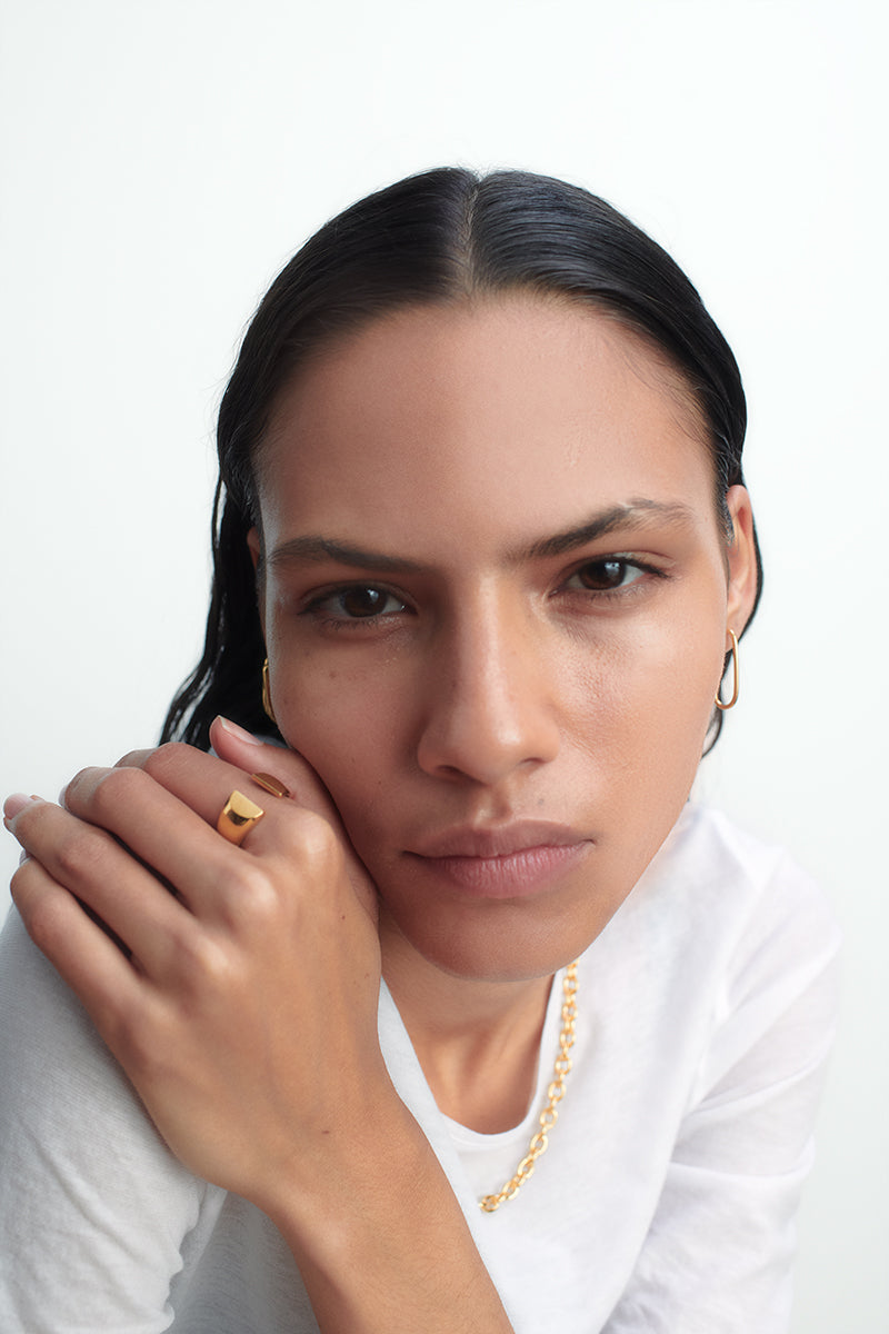 Anillo "C" bañado en oro