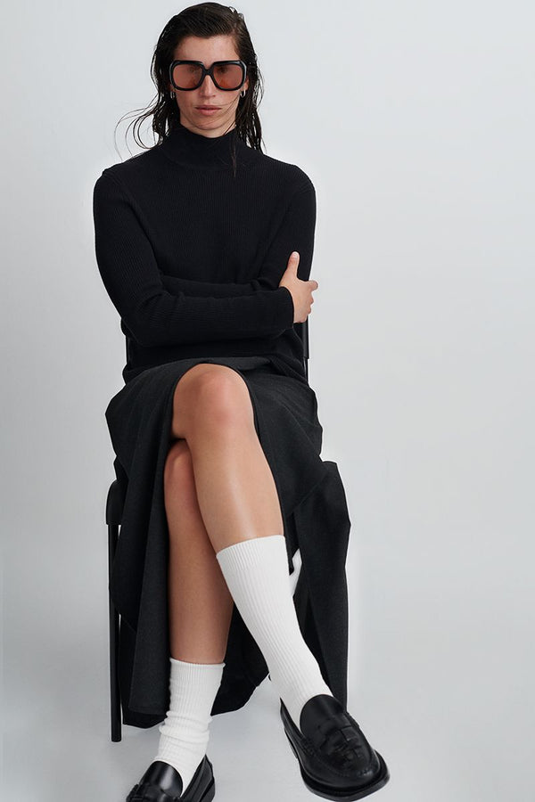 Ultra-lightweight cashmere sweater with a turtleneck