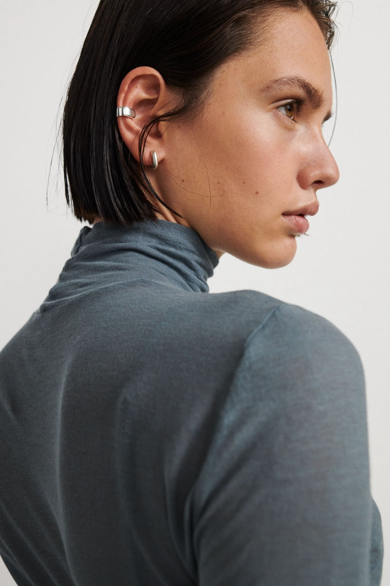 Ultra-thin cotton T-shirt with long sleeves and high neckline