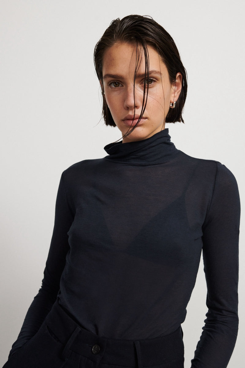 Ultra-thin cotton T-shirt with long sleeves and high neckline