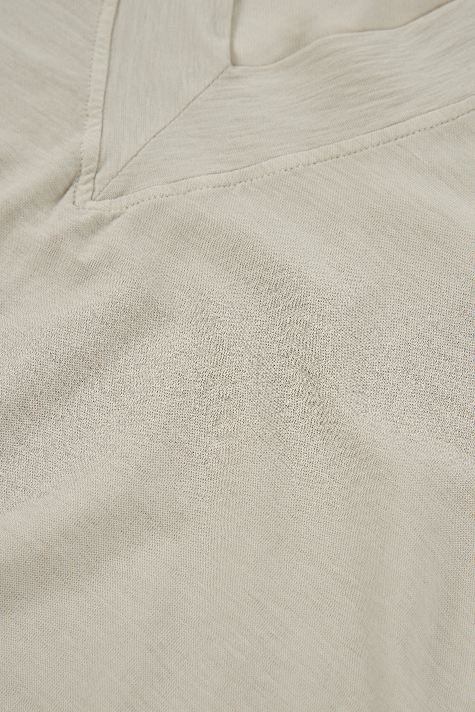 Camiseta de algodón cuello pico