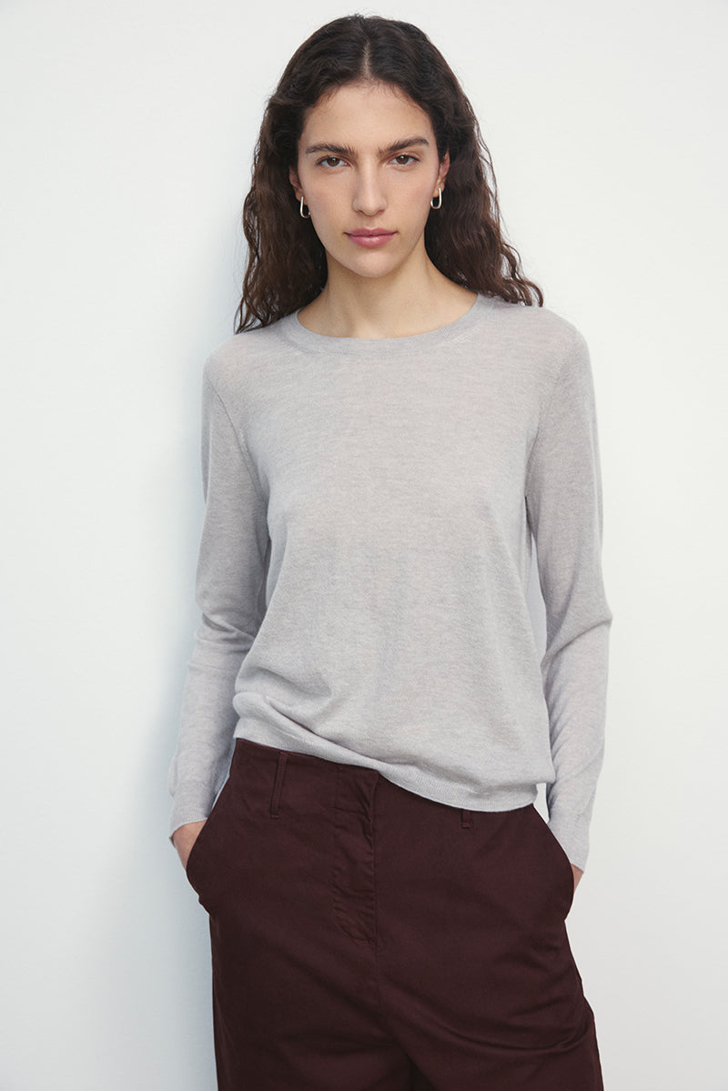 Light cashmere crew neck basic sweater