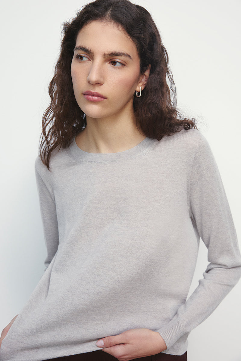 Light cashmere crew neck basic sweater