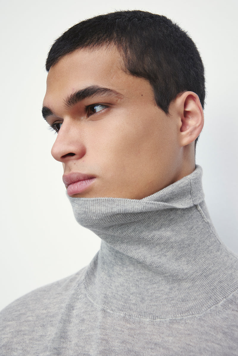 Lightweight cashmere sweater with turtleneck