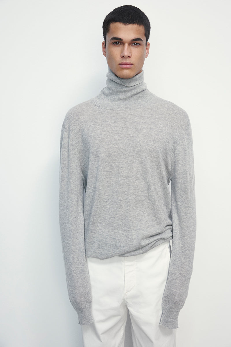 Jersey ligero de cashmere con cuello alto