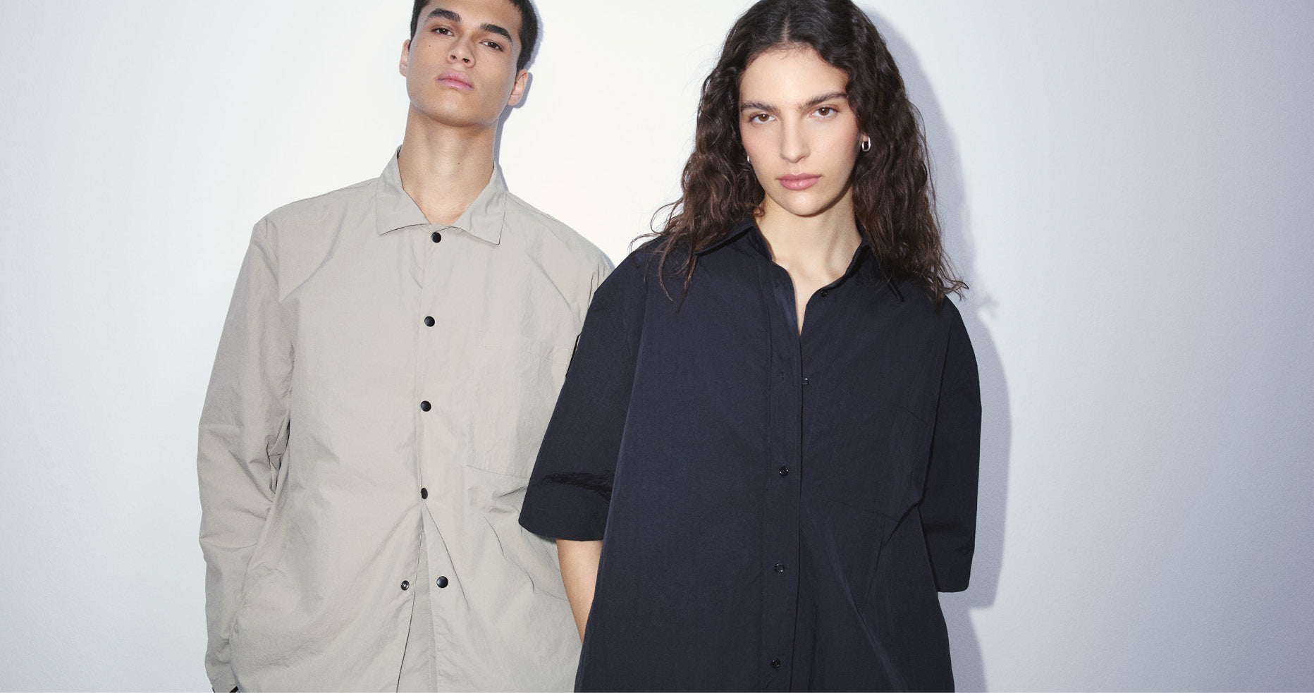 Cómo vestir en entretiempo: looks prácticos para días variables