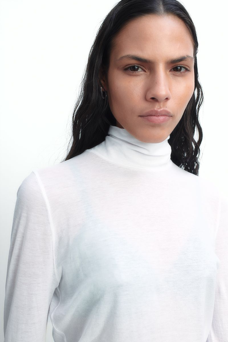 camiseta segunda piel con cuello cisne