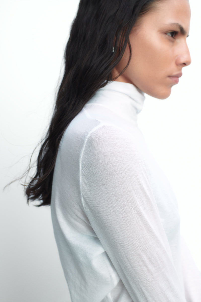 Ultra-thin cotton T-shirt with a wing collar