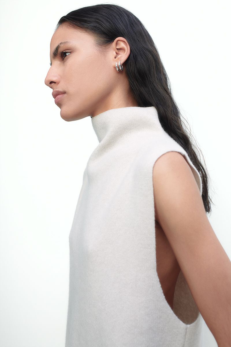 Chaleco de cashmere con cuello alto