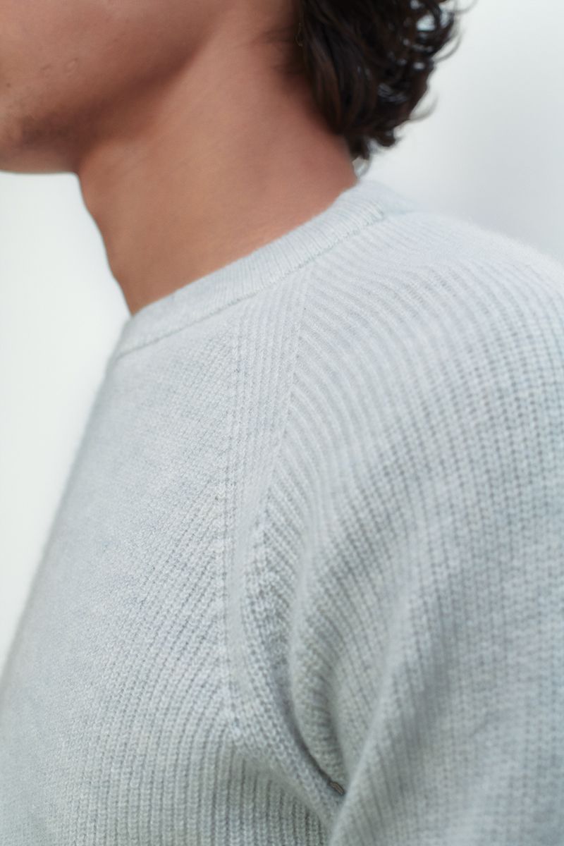 Cashmere sweater with raglan sleeves