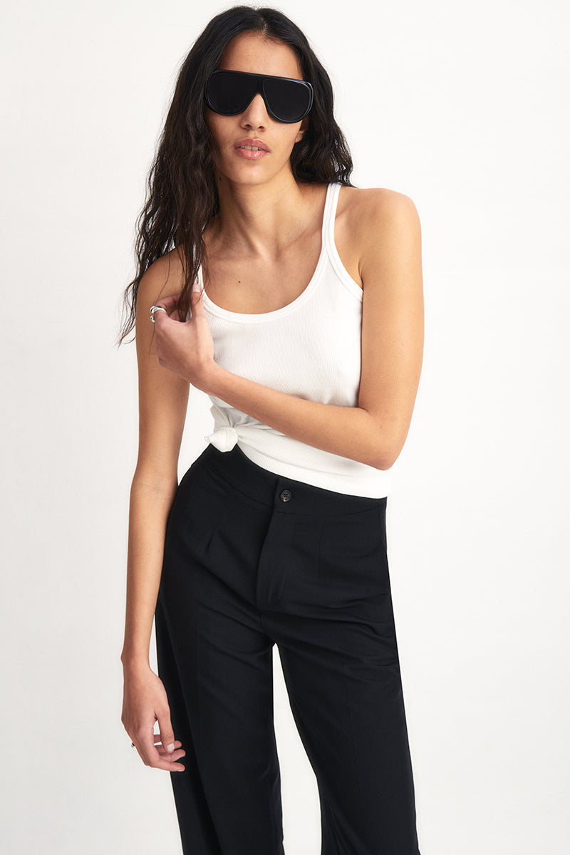 High-waist pants with darts and wide waistband