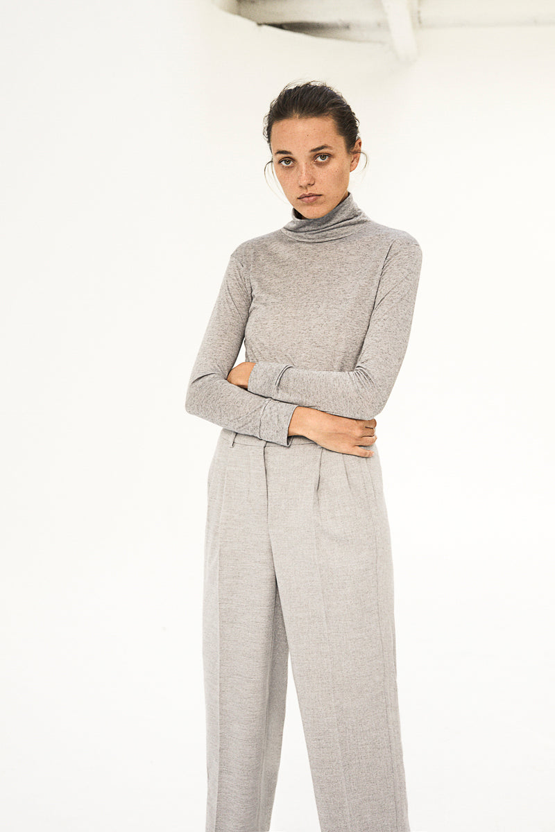 Cashmere T-shirt with long sleeves and turtleneck