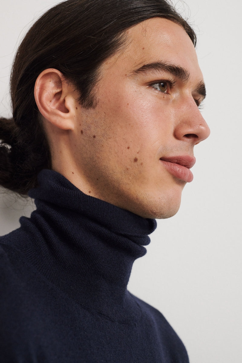 Lightweight cashmere sweater with turtleneck