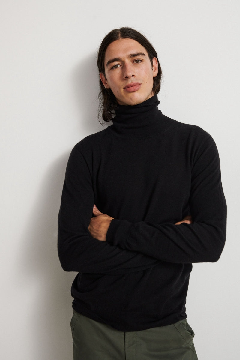 Lightweight cashmere sweater with turtleneck