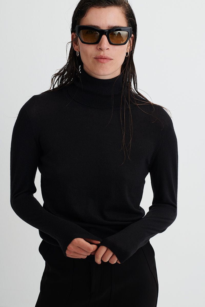 Ultra-lightweight cashmere sweater with a high neck