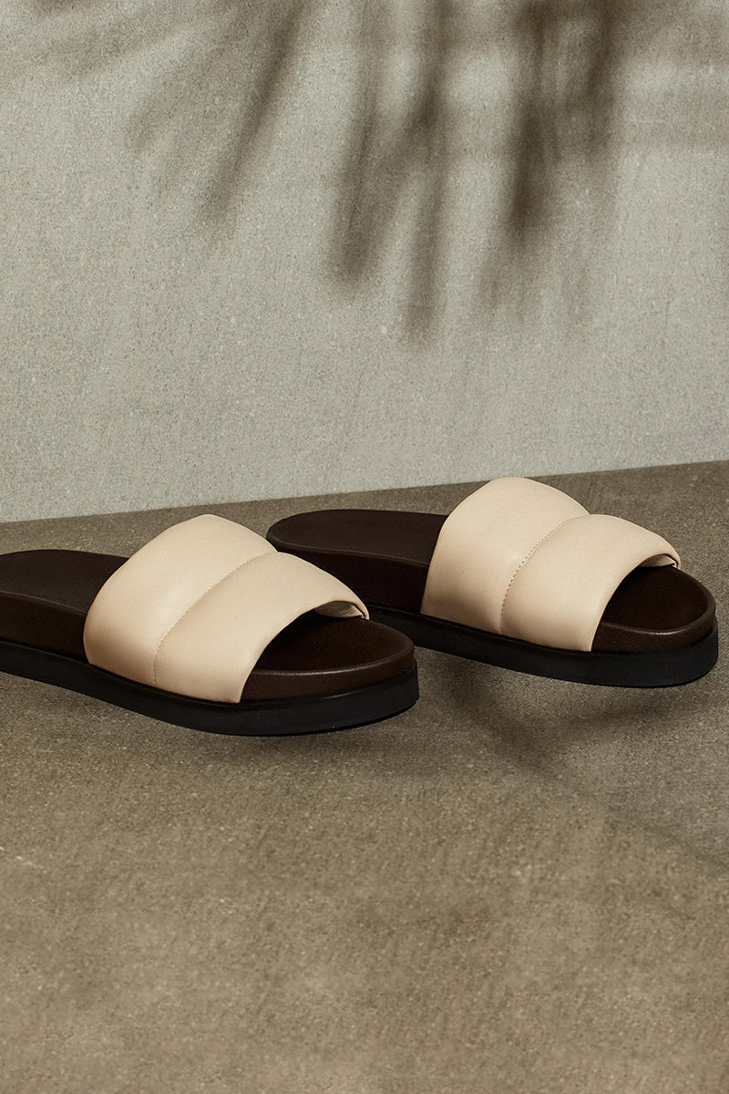 Leather sandals with ergonomic soles