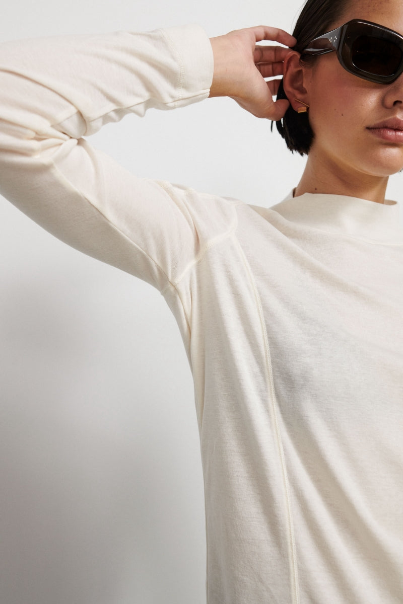 Cotton T-shirt with long sleeves and perkins neckline