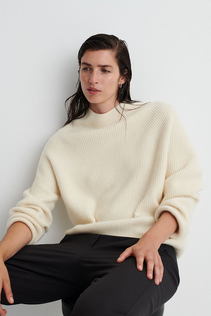Thick cashmere sweater with perkins collar