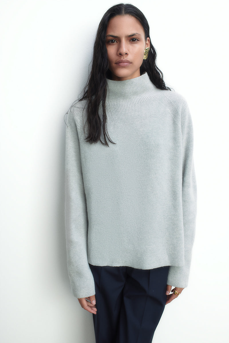 Cashmere sweater with a turtleneck and side slits