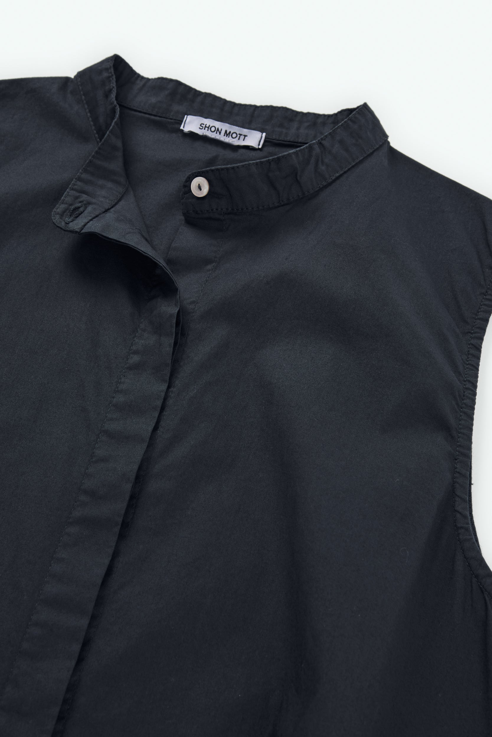 Vestido con cuello mao