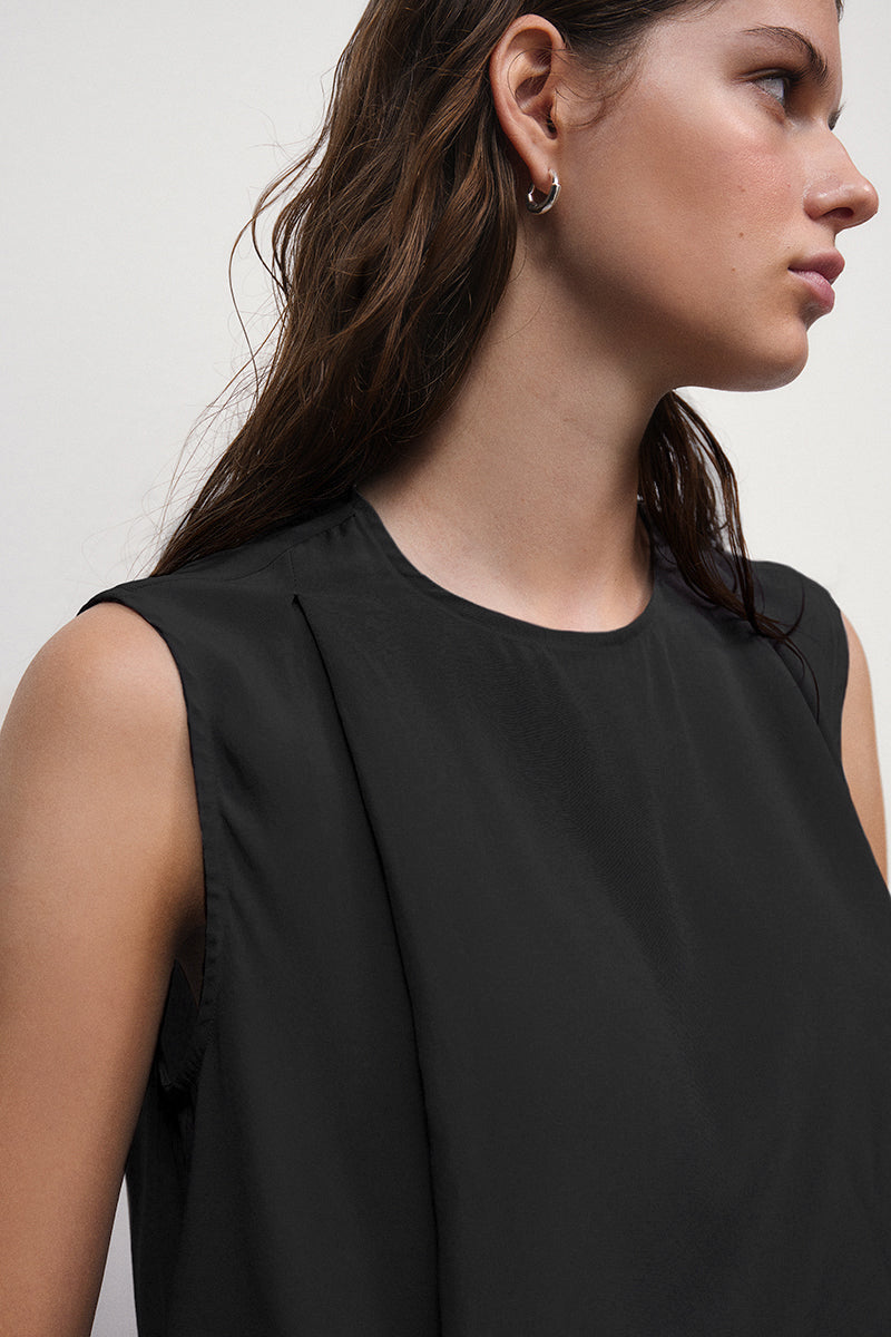 Blusa de seda con pinzas en hombros