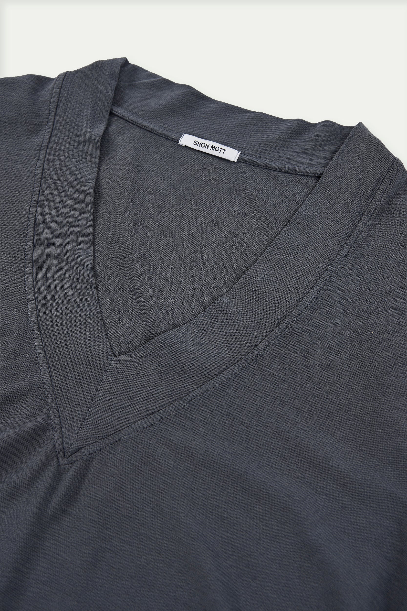 Camiseta de algodón cuello pico