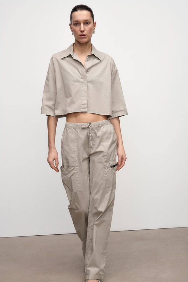 Pantalón con bolsillos frontales
