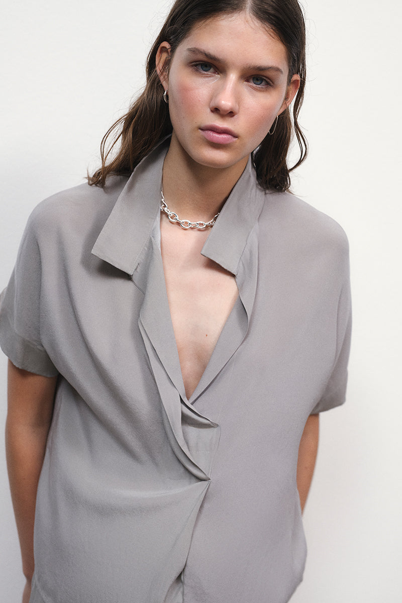Blusa de seda con cuello mao