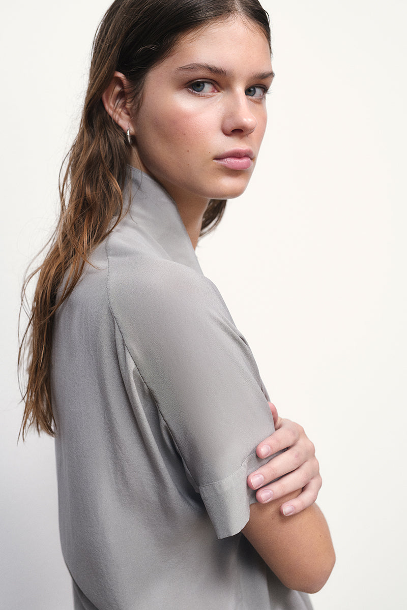 Blusa de seda con cuello mao