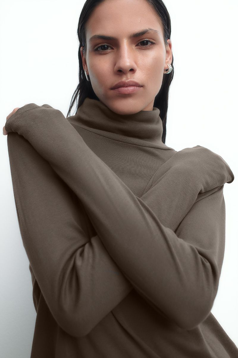 Camiseta en microrib de algodón con cuello alto