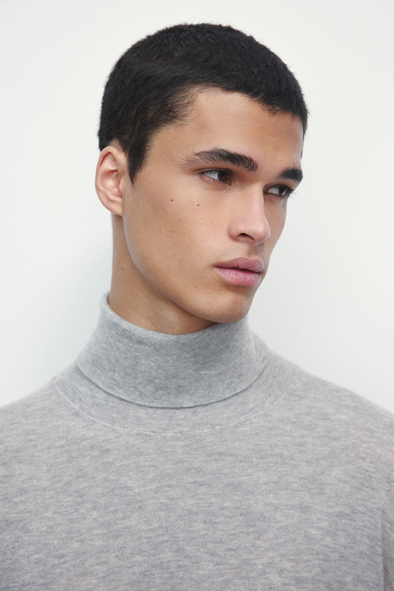 Jersey ligero de cashmere con cuello alto