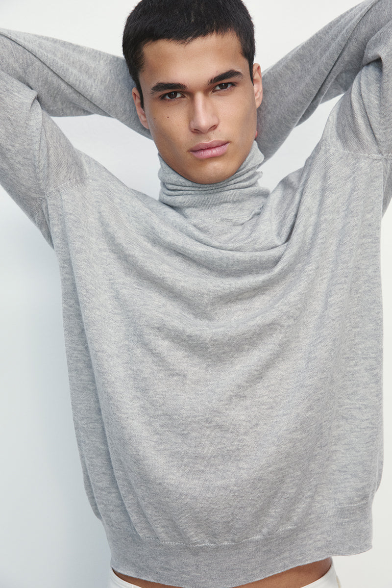 Lightweight cashmere sweater with turtleneck