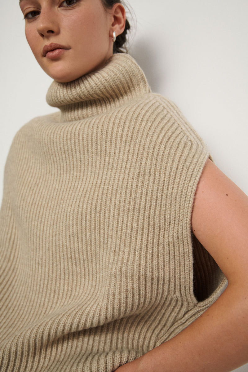 Chaleco de cashmere con cuello vuelto - Soft Ecru  - 100% Cashmere