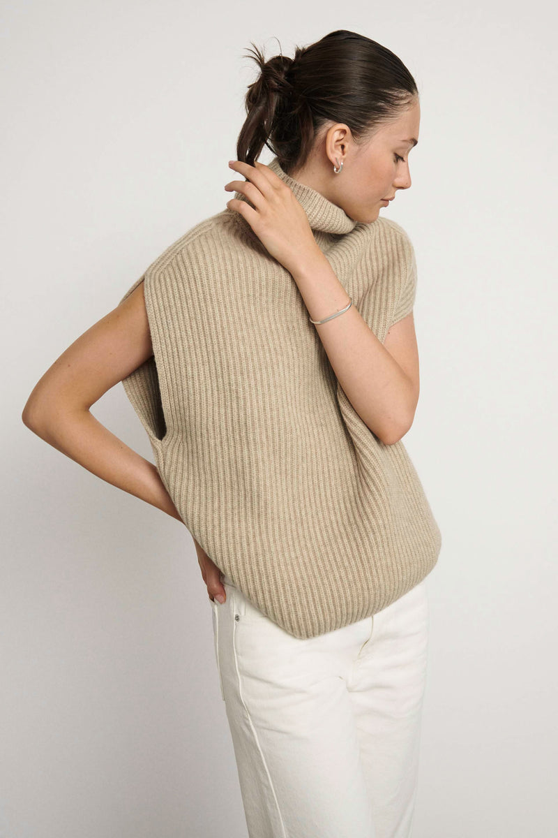 Chaleco de cashmere con cuello vuelto - Soft Ecru  - 100% Cashmere
