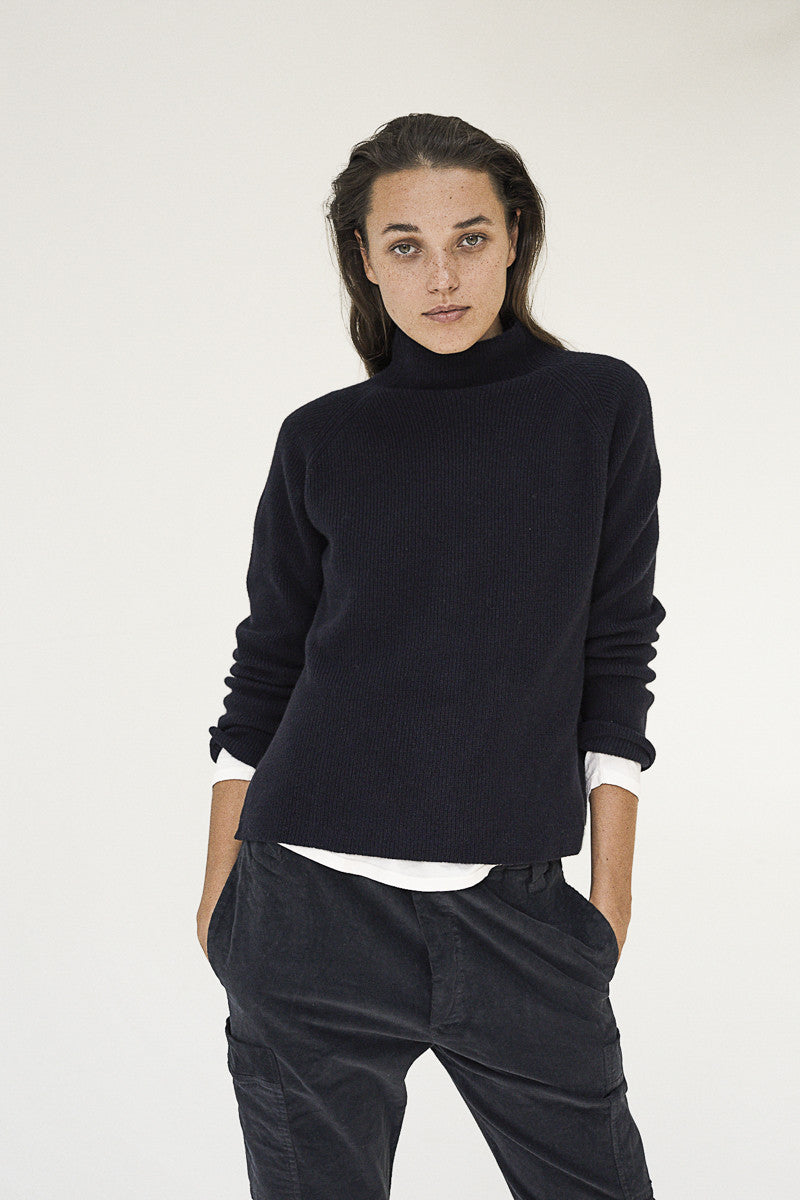 Cashmere turtleneck sweater with side openings - Deep Sea
