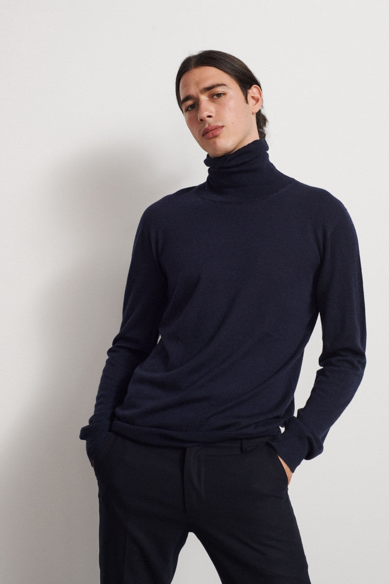 Jersey ligero de cashmere con cuello alto - Deep Blue