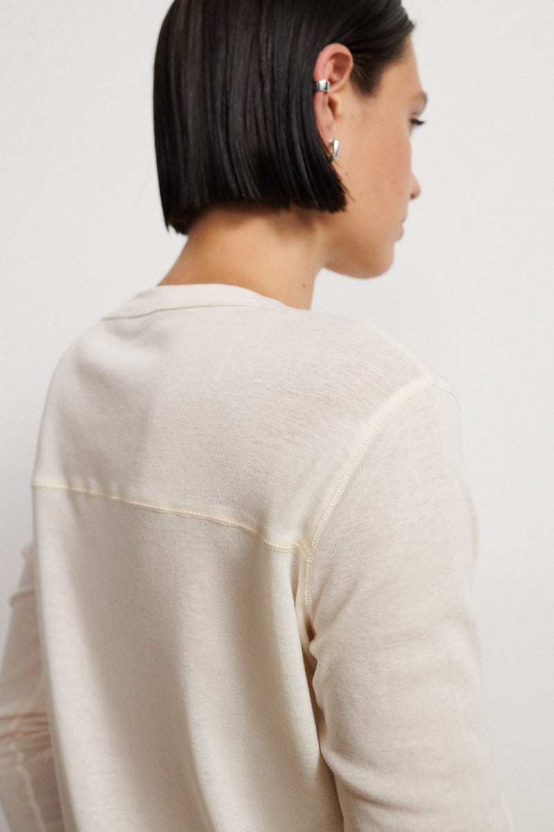 Camiseta de algodón con cuello abierto - Sand Grey