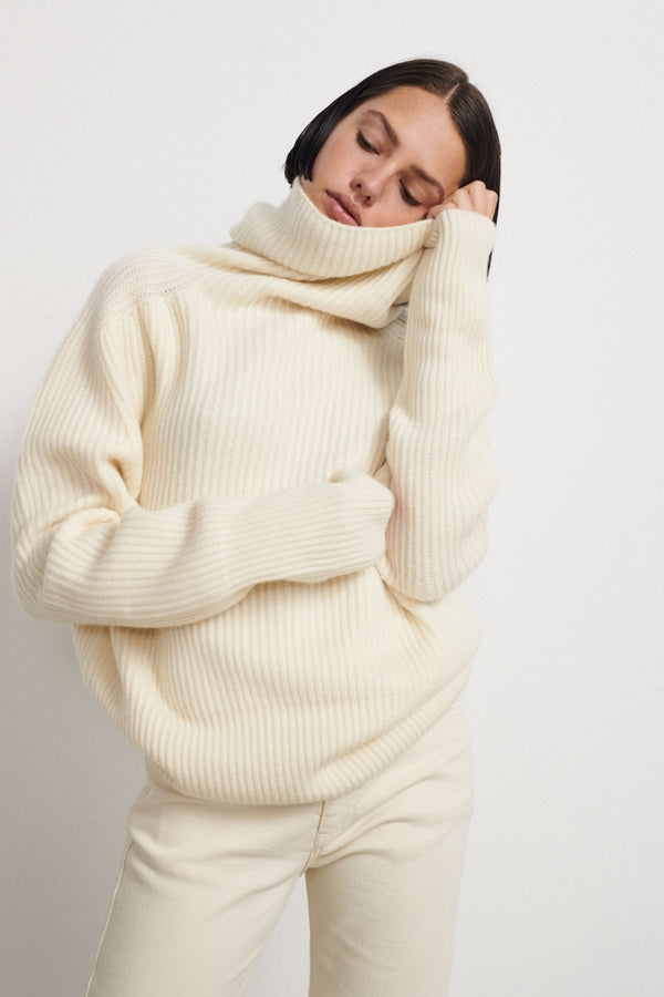 Oversized cashmere turtleneck sweater - Dark Beige