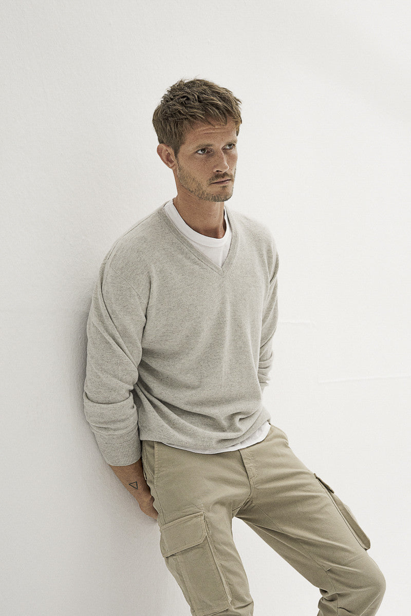 Jersey de cashmere con cuello V - Dark Beige  - 100% Cashmere